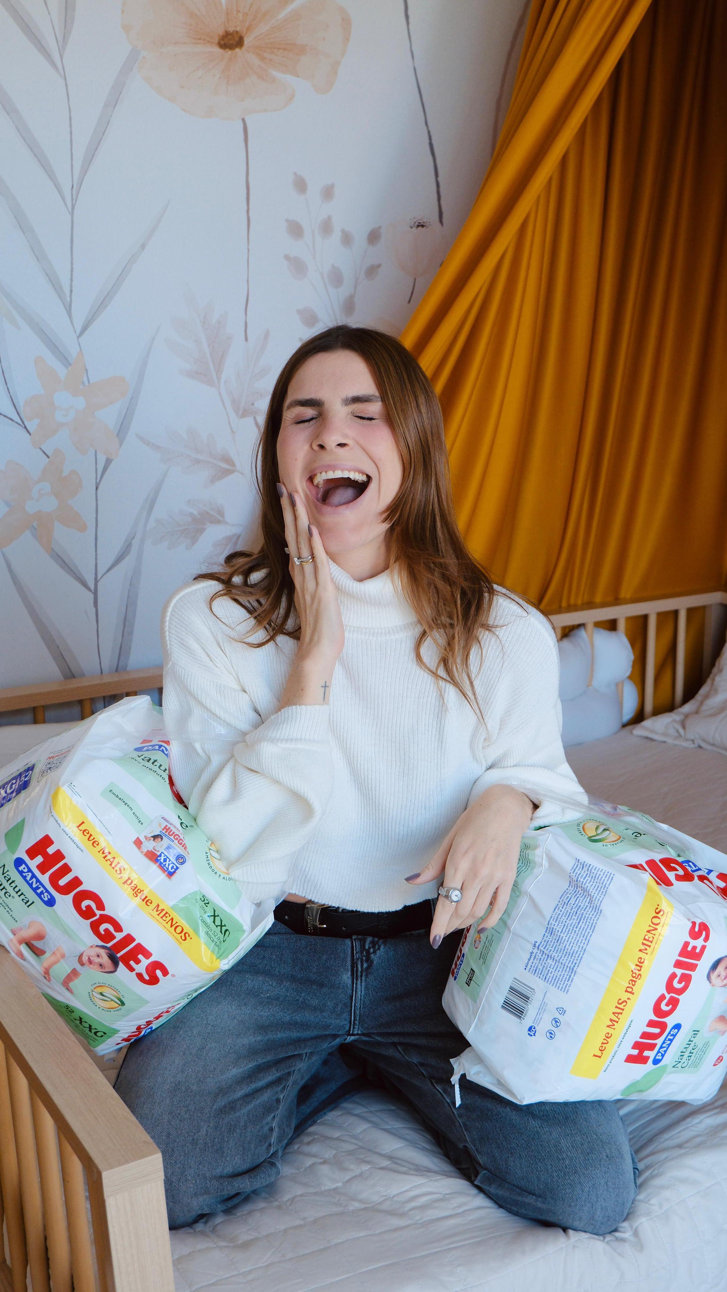 Instagram post by @juliafaria for Huggies. Caption reads: Vem ver a embalagem nova de Huggies Natural Care....