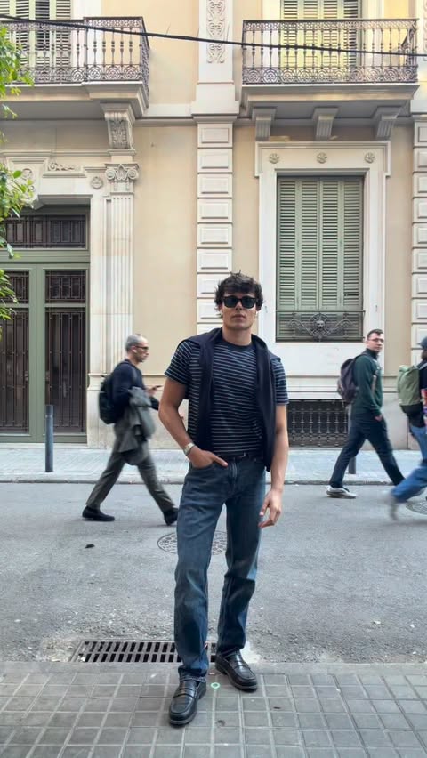 Instagram post by @victorsieiros for Sandro Paris. Caption reads: [...] living in this tee and sweater from....