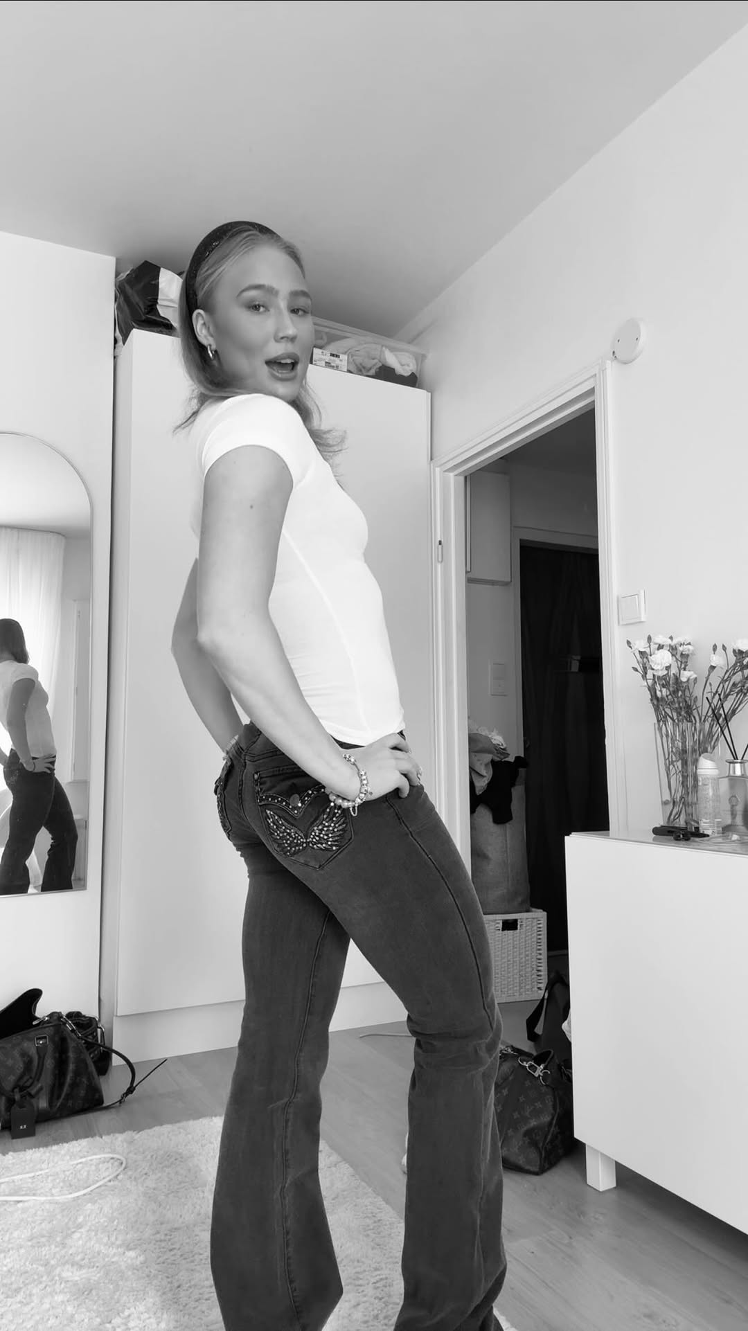 Instagram post by @amandahenttonen for MADLADY. Caption reads: OKAYY girls…
•
•
•
Madladyn sivuil JOPA 20-50%....