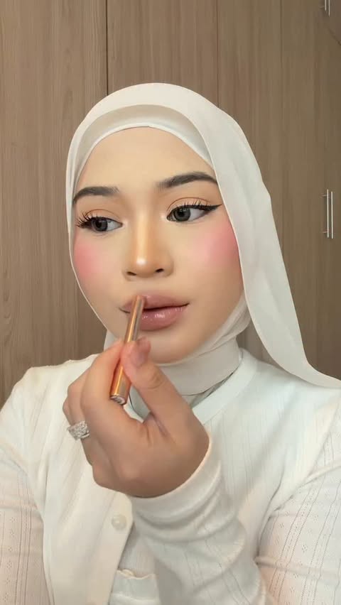 Instagram post by @najihasaha for Anastasia Beverly Hills. Caption reads: [...] it feels throughout the day.....