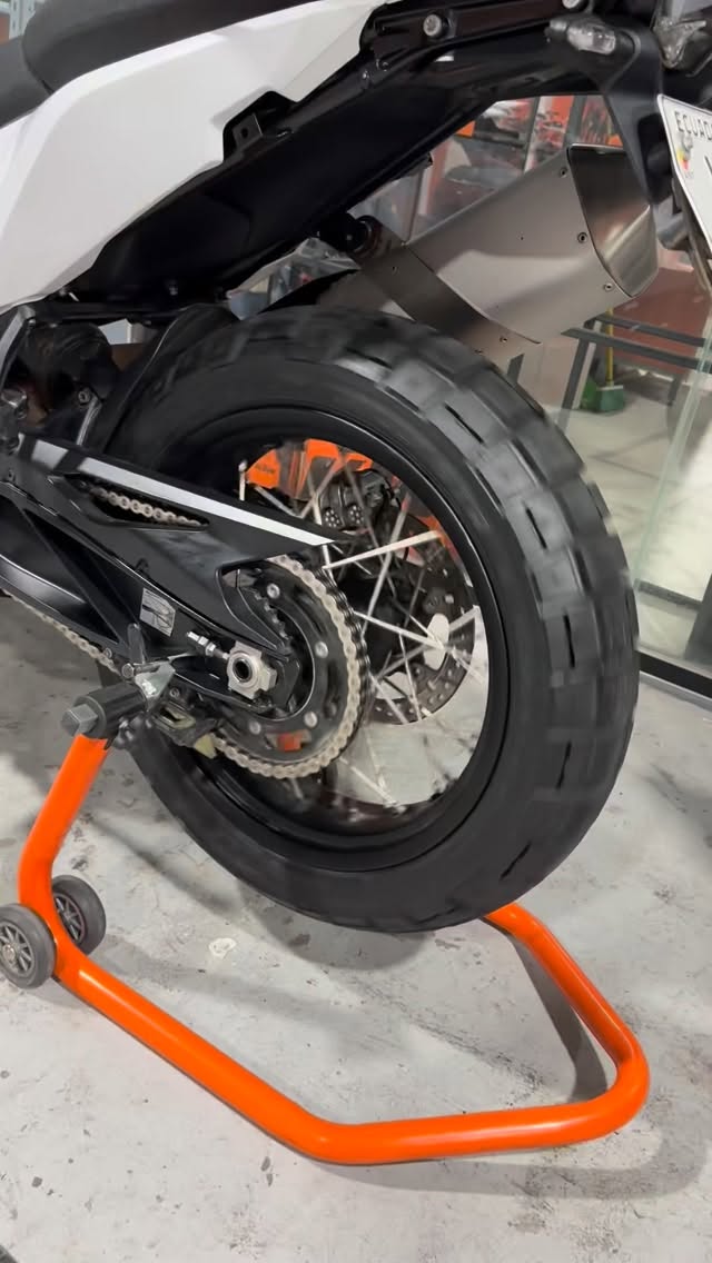 Instagram post by @martininthedirt for Pirelli. Caption reads: Guárdalo para tu próxima compra 🛞🔖

#pirelli....