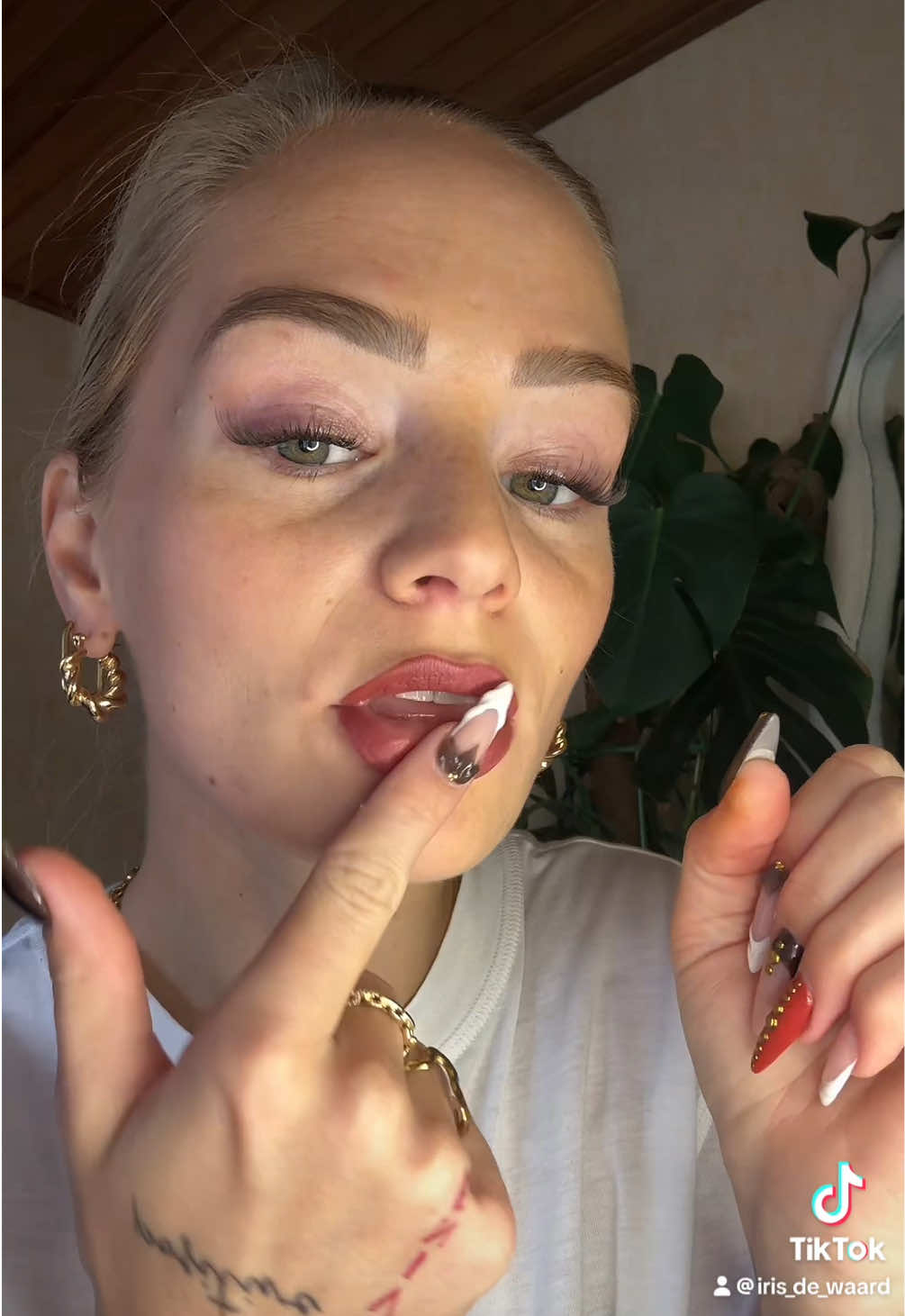 TikTok post by @iris_de_waard for HEMA. Caption reads: #grwm @HEMA #makeup #lipstick #fy productlinkjes....