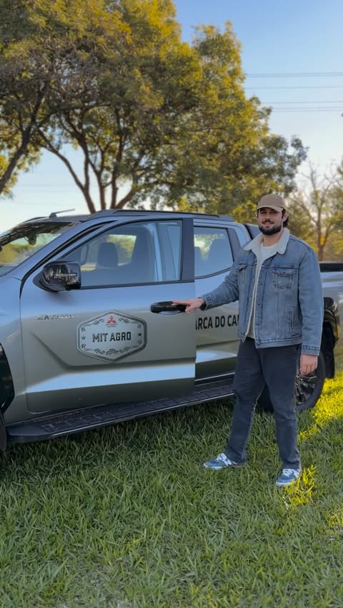 Instagram post by @pelizzaroz for Mitsubishi Motors. Caption reads: [...] conhecer a nova Mitsubishi Triton!....