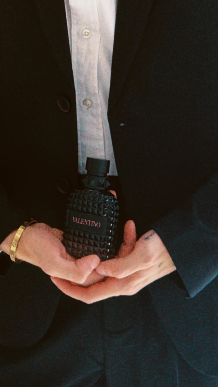 Instagram post by @isicano1 for Valentino Beauty. Caption reads: @valentino.beauty una fragancia clásica e....