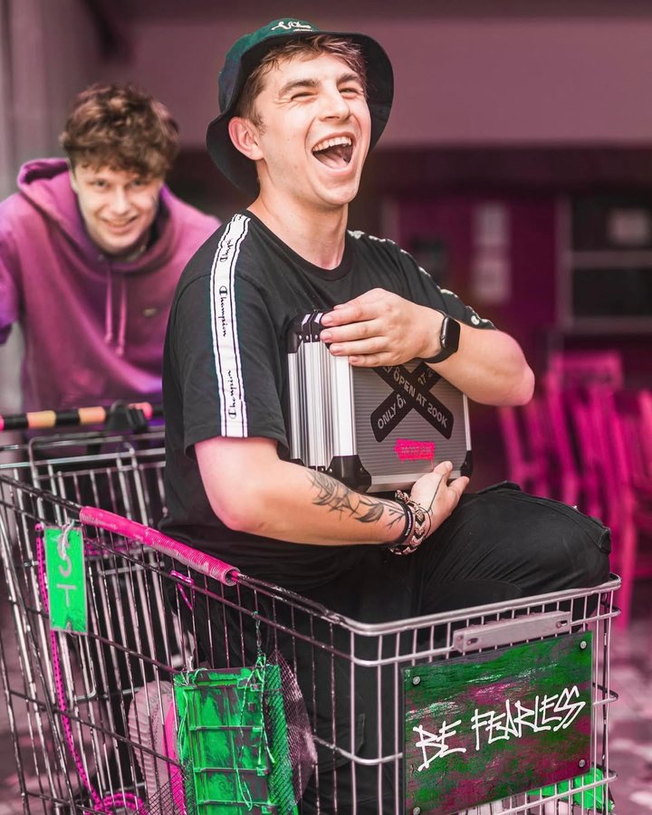 Instagram post by @vitaacz for Mobilfox. Caption reads: Be strong, be yourself! Be Fearless....