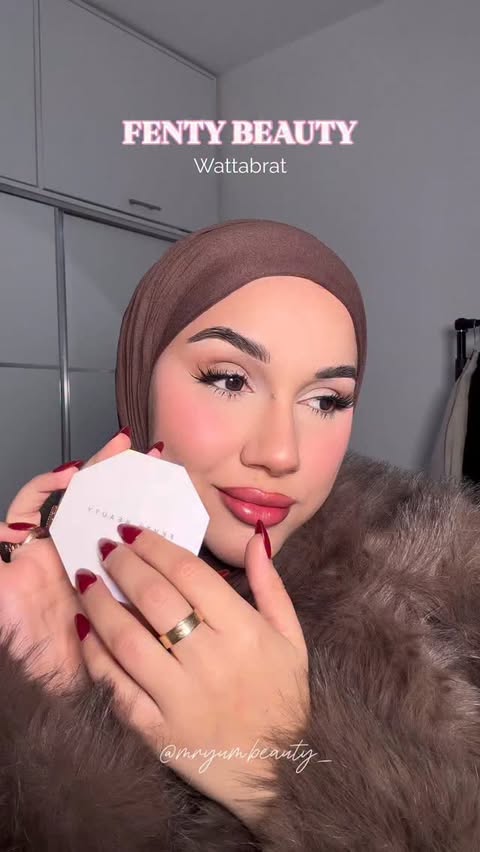 Instagram post by @mryum.beauty_ for Fenty Beauty. Caption reads: [...] les looks full glam 🔥
 Highlighter....