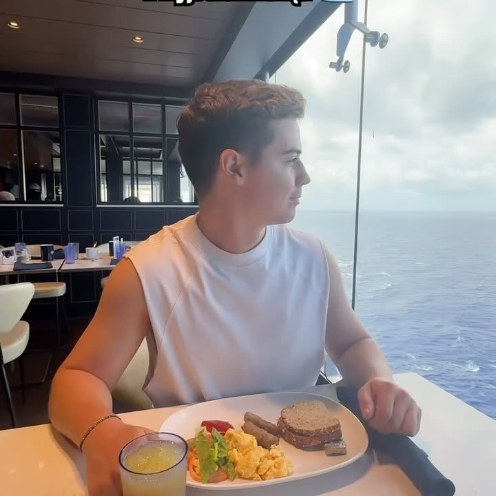 Instagram post by @dawidkoczur for FLOSLEK. Caption reads: [reklama] Jak wyglądo dzień na statku? 🛳️ Nudy....