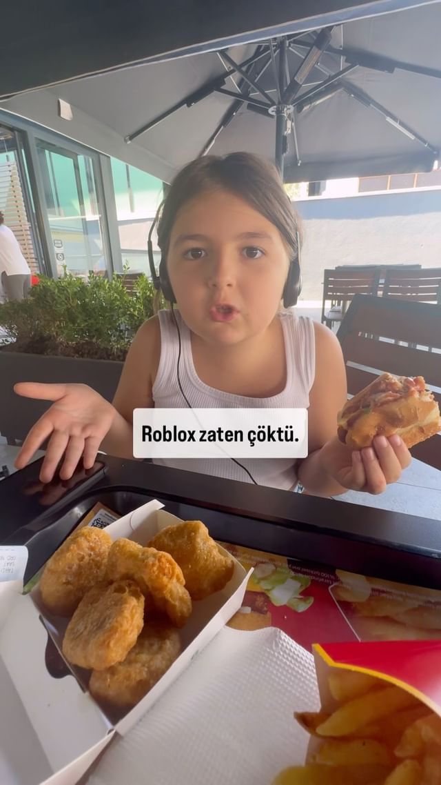 Instagram post by @esracoskunsu_poyrazoglu for Roblox. Caption reads: Hoşgeldin #instagram  gelirken el ele ela diyerek....