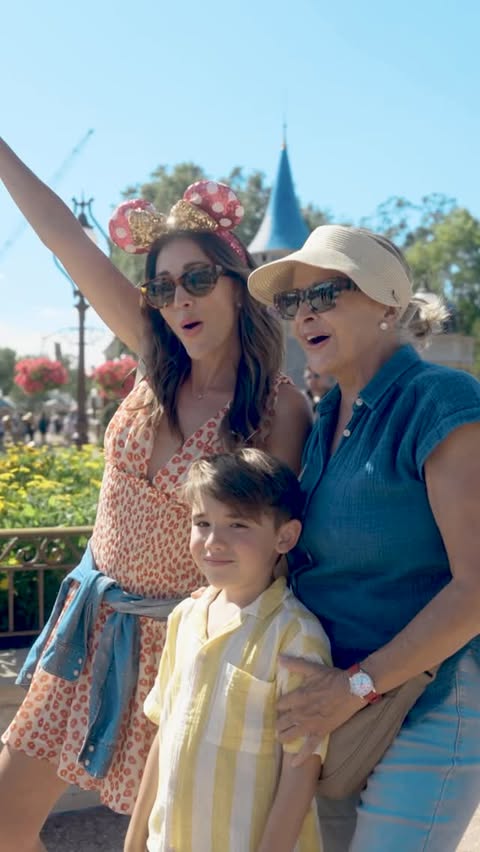 Instagram post by @fernandaromeroo for Visit Orlando. Caption reads: [...] wow about. 🏰🌴 #TravelConmigo @VisitOrlando.
