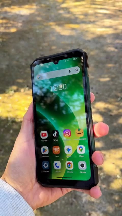 Instagram post by @saesi for DOOGEE. Caption reads: es imposible de romper! 😳💥 

#saesi #doogee....