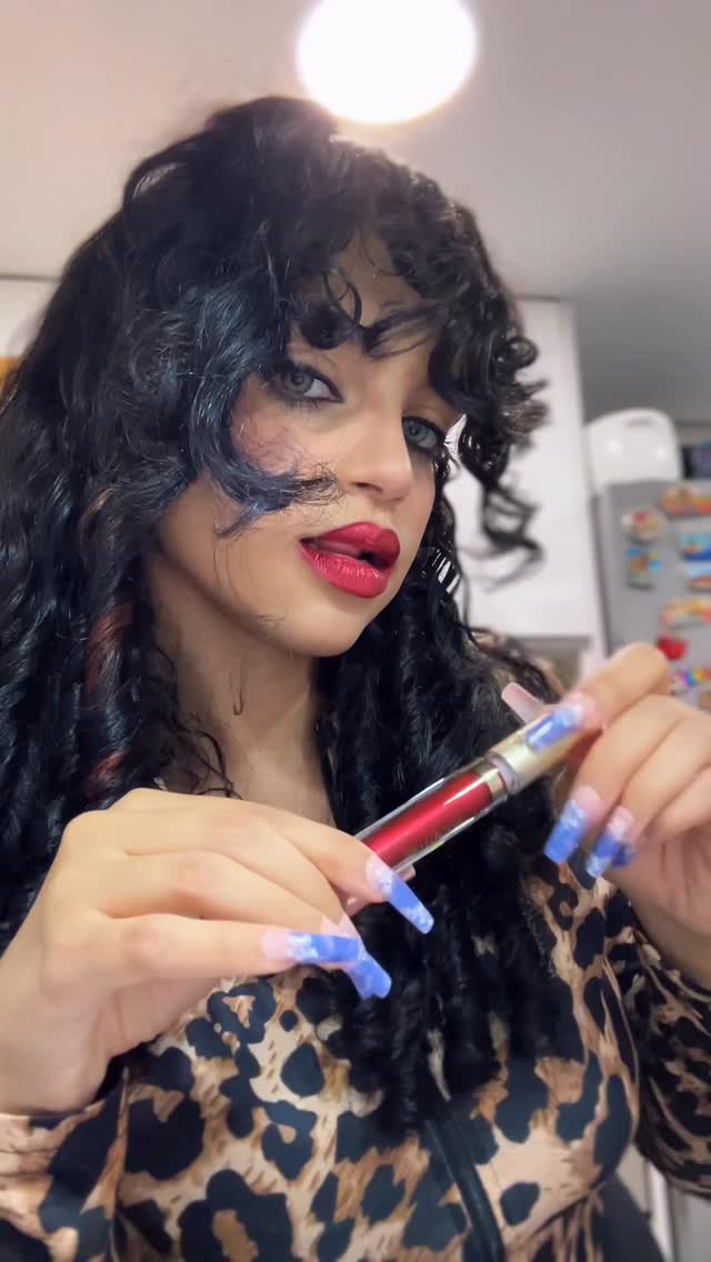 Instagram post by @kiirmy for FOCALLURE US. Caption reads: Labios carnosos 💋 @focallurebeauty_us #focallure....