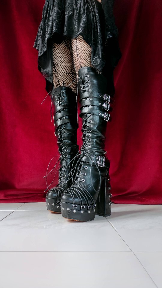 Instagram post by @hekate_nocturnal for Onlymaker. Caption reads: [...] boots! 🖤🌟😎
~
~~
~~~
🌹Boots by....