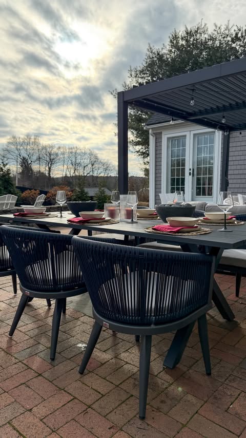 Instagram post by @allyrokstyle for PURPLE LEAF. Caption reads: [...] 6-piece aluminum patio set by....