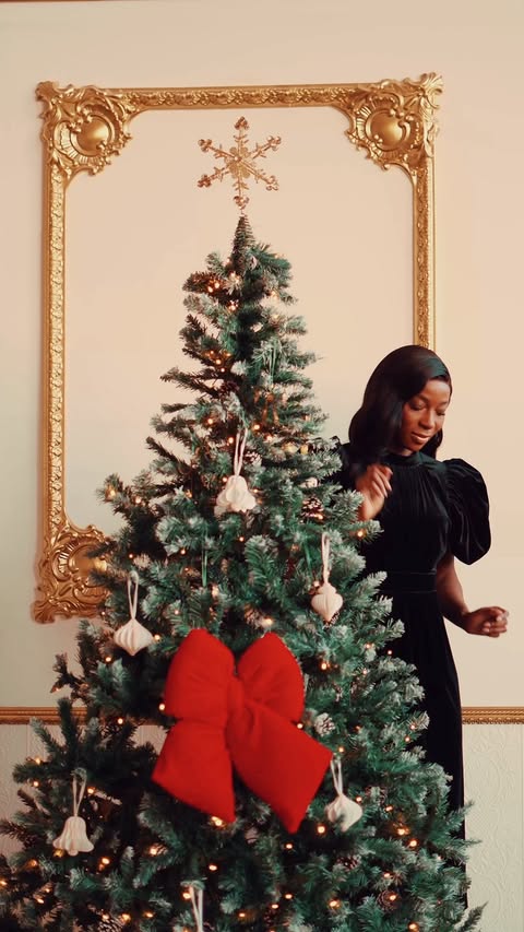 Instagram post by @mossonyi for Windows. Caption reads: [...] people I love 🎄✨

With @lenovo_uki and....