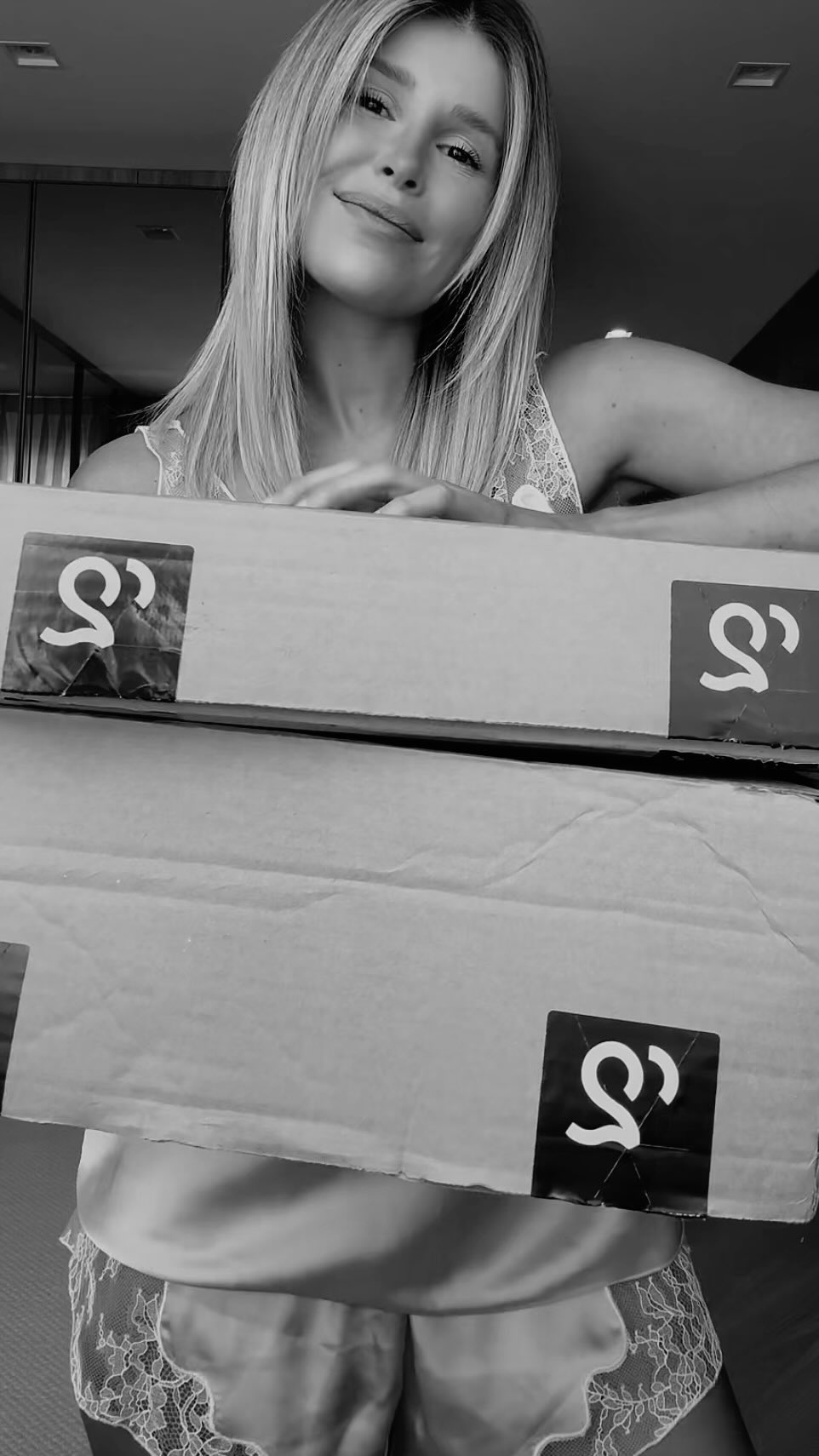 Instagram post by @vanessalemoss for Shop2gether. Caption reads: fit choices 🖤 @shop2gether 

cupom: voizz15....