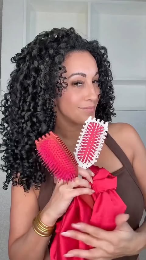 Instagram post by @curly_lala for BounceCurl. Caption reads: [...] my curls deserve a little drama🤭....
