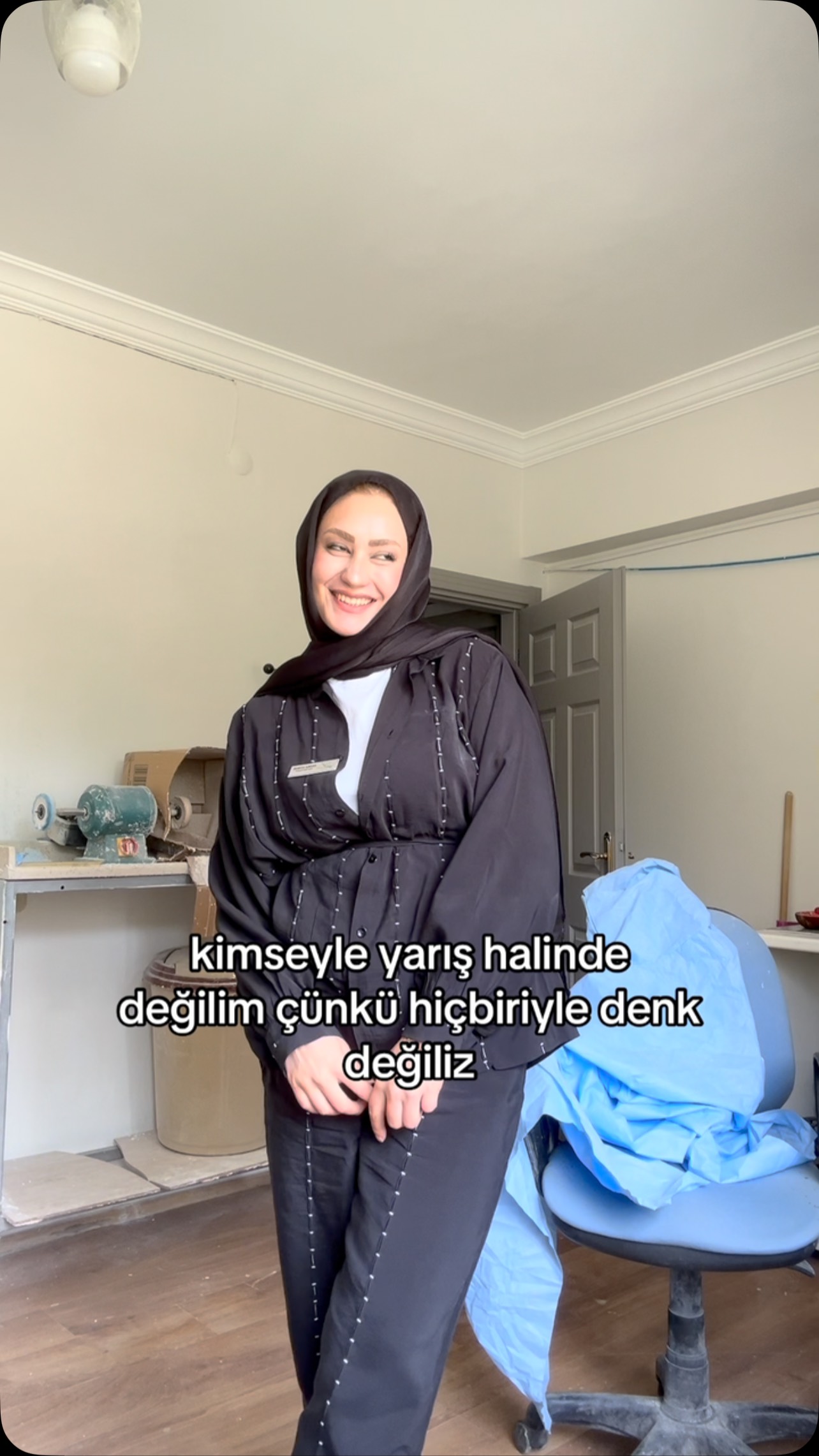 Instagram post by @zehragiibi for Modanisa. Caption reads: Kendi halimdeyim 🙂‍↔️ takımım @modanisa 
#reklam.