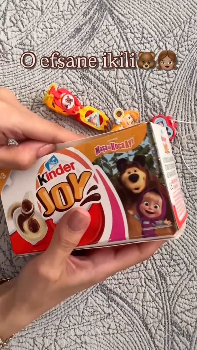 Instagram post by @surprizlioyuncaklarr for Kinder. Caption reads: •Şöyle bi seri yapıyosun ve kalpli kutu falan....