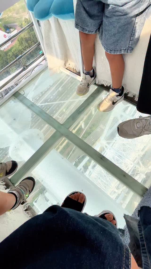 Instagram post by @yukinko_odekake_kansai for OSAKA WHEEL. Caption reads: 高さ日本一の観覧車🎡

\関西初！お出かけ費用を全公開👀/
@yukinko_odekake_k....