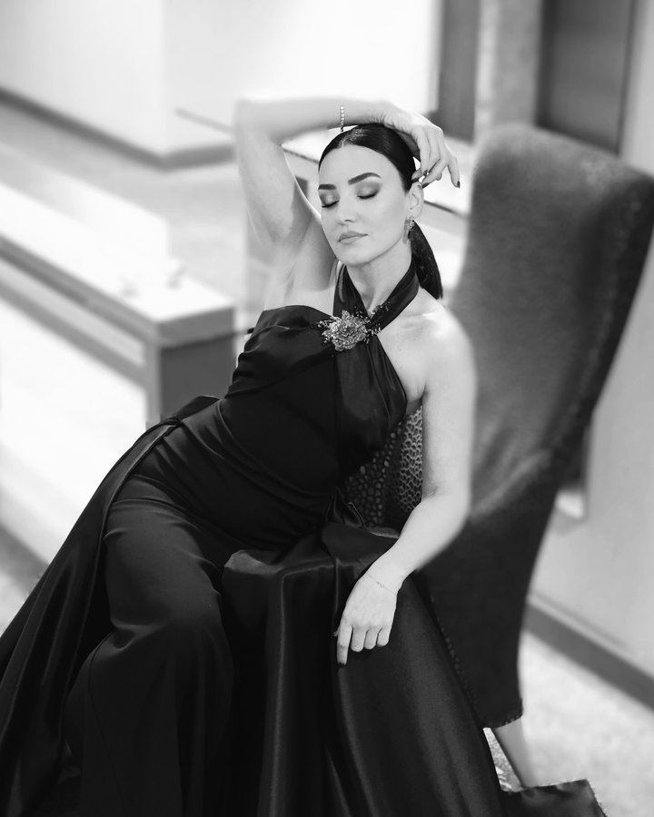 Instagram post by @sevcanorhan for Alfabeta. Caption reads: …gül solar
bülbül susar
odam kuru....