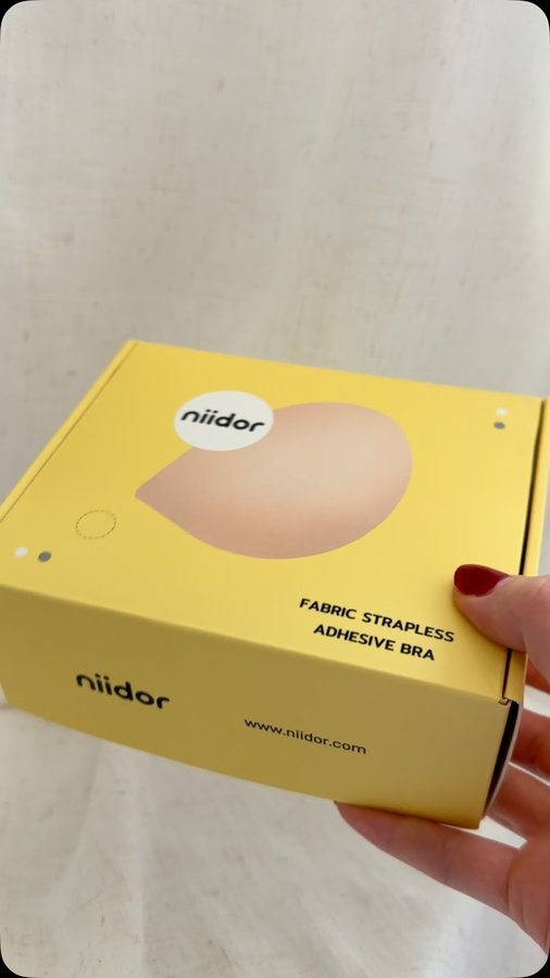 Instagram post by @teklagugusiani for Niidor. Caption reads: [...] the Magnetic Closure Sticky Bra from....