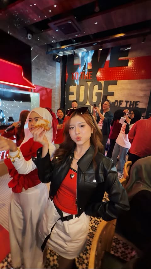 Instagram post by @salt.ice.chu for Pizza Hut. Caption reads: [...] how we party now.
Come dip & crunch at Pizza....