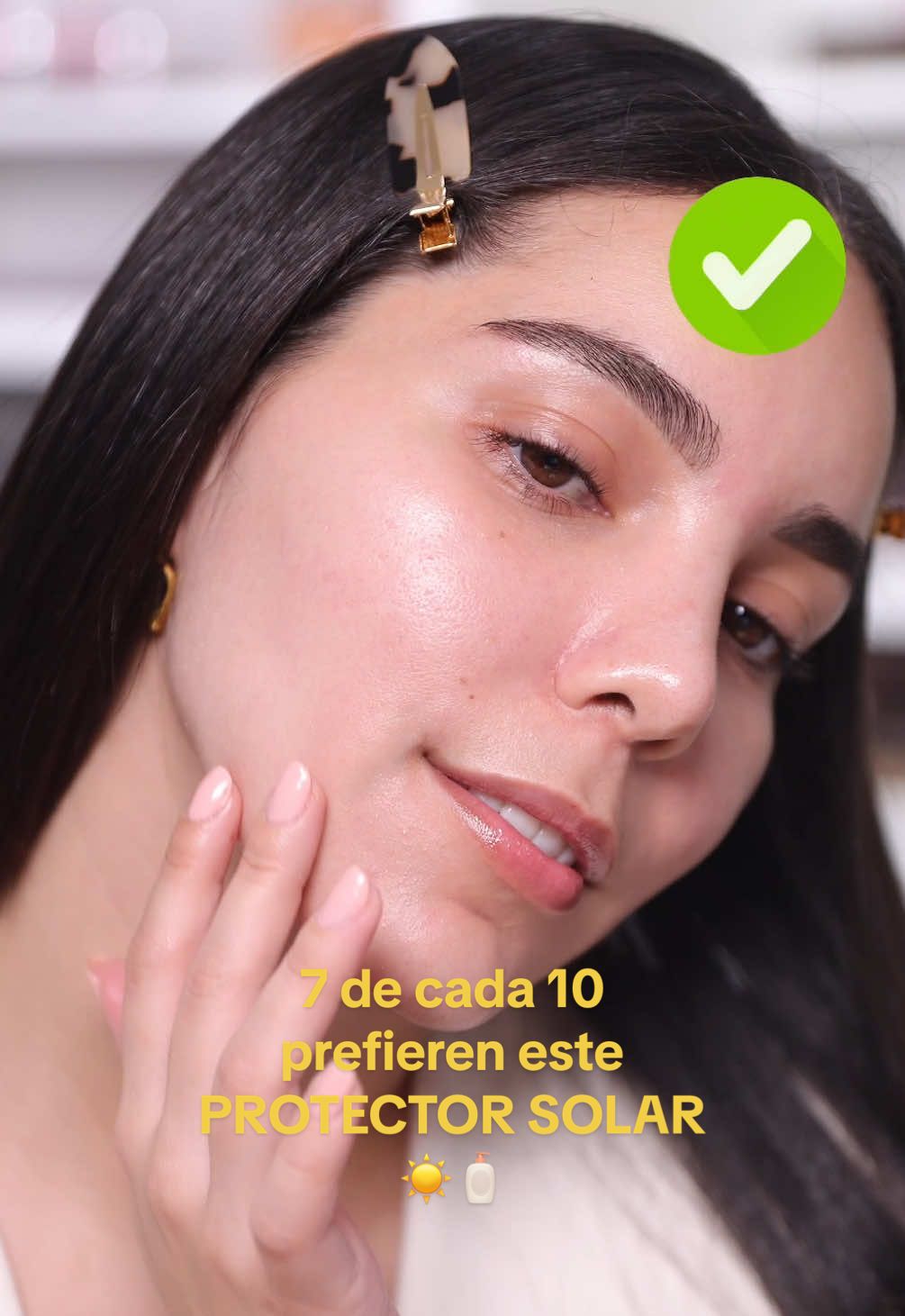 TikTok post by @soyjimeaguilar for Avène. Caption reads: Poniendo a prueba el protector que 7 de cada 10....