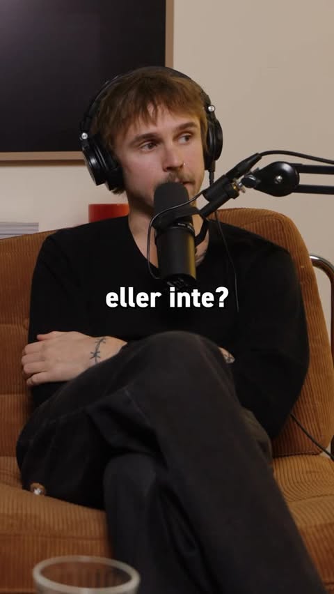 Instagram post by @officialrmm for McDonald's Sverige. Caption reads: Antingen älskar man den eller hatar den, pickles....