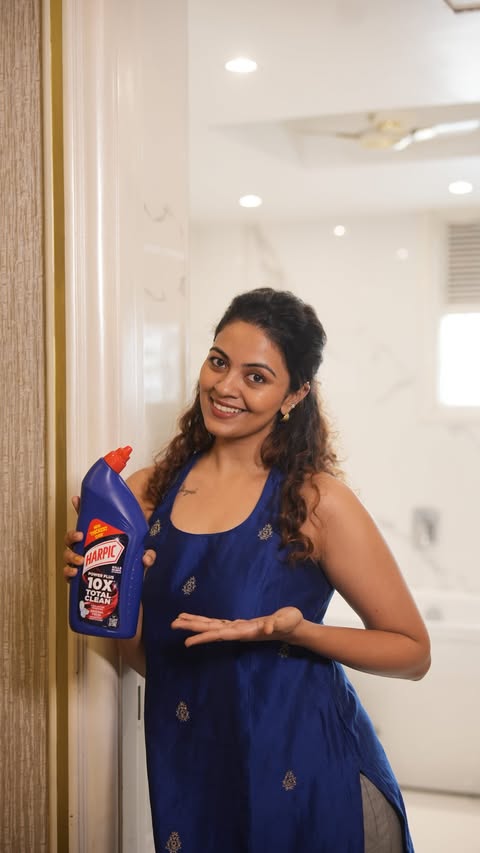 Instagram post by @shreya_rao_k for Harpic. Caption reads: [...] solution, less mess, more clean! Choose....