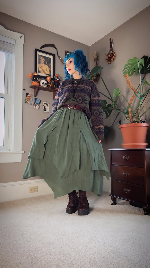 Instagram post by @witchy_womaan for Scarlet Darkness. Caption reads: [...] easy outfit. 🖤 All skirts from....