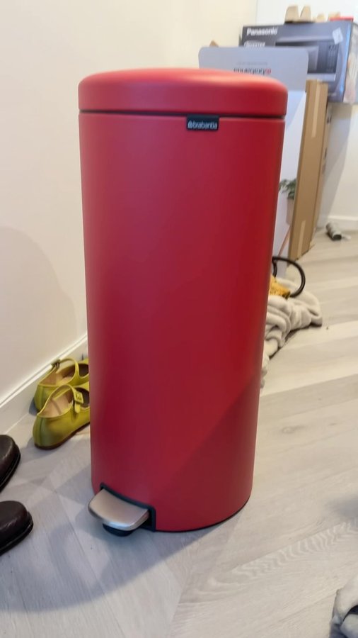 Instagram post by @tinyjewishgirl for Brabantia. Caption reads: hows that for home decor content??? did a lot of....