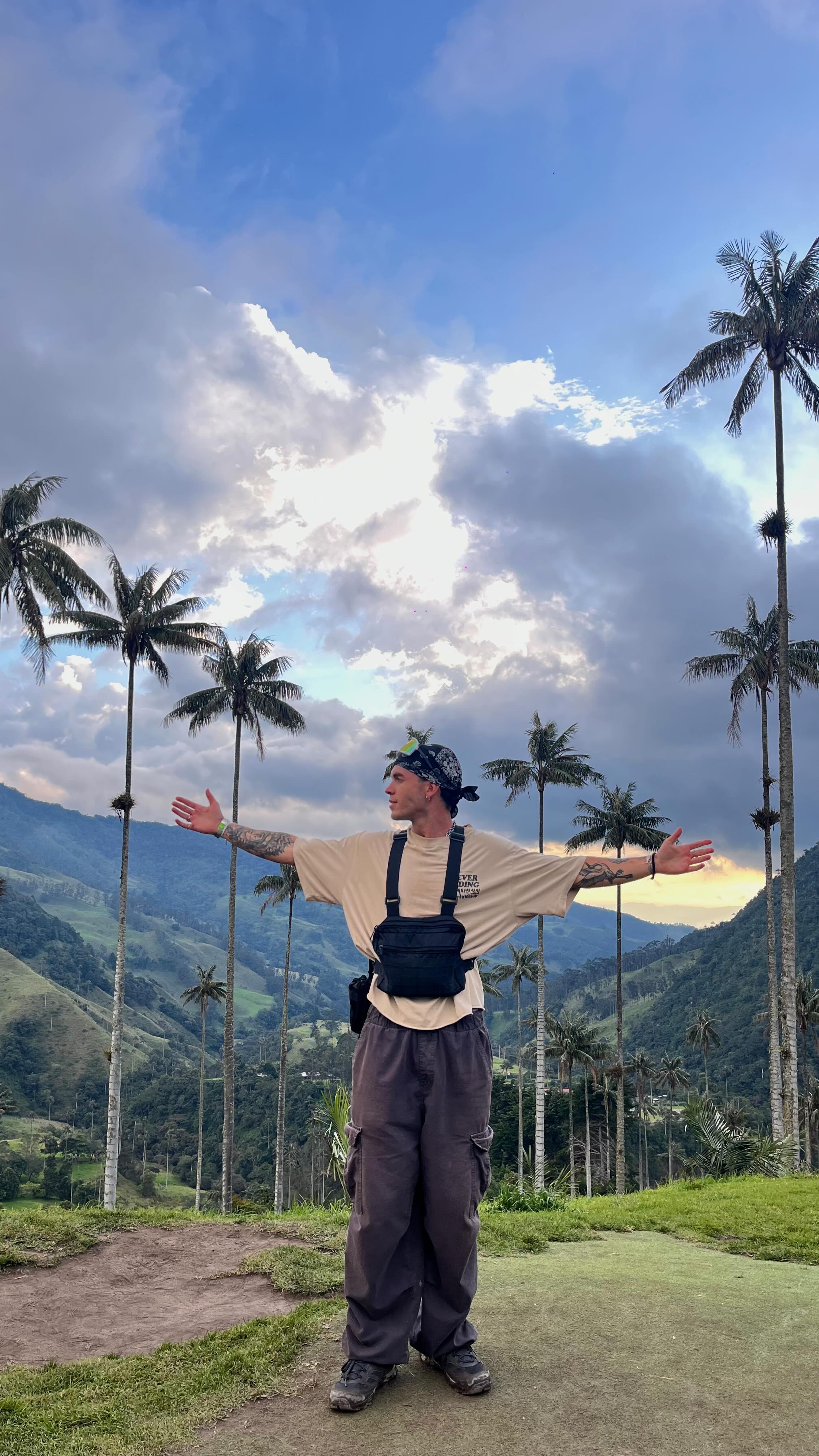 Instagram post by @pedrodlosrios for MiraVia. Caption reads: Llevo meses viajando sin tener muy claro a dónde....