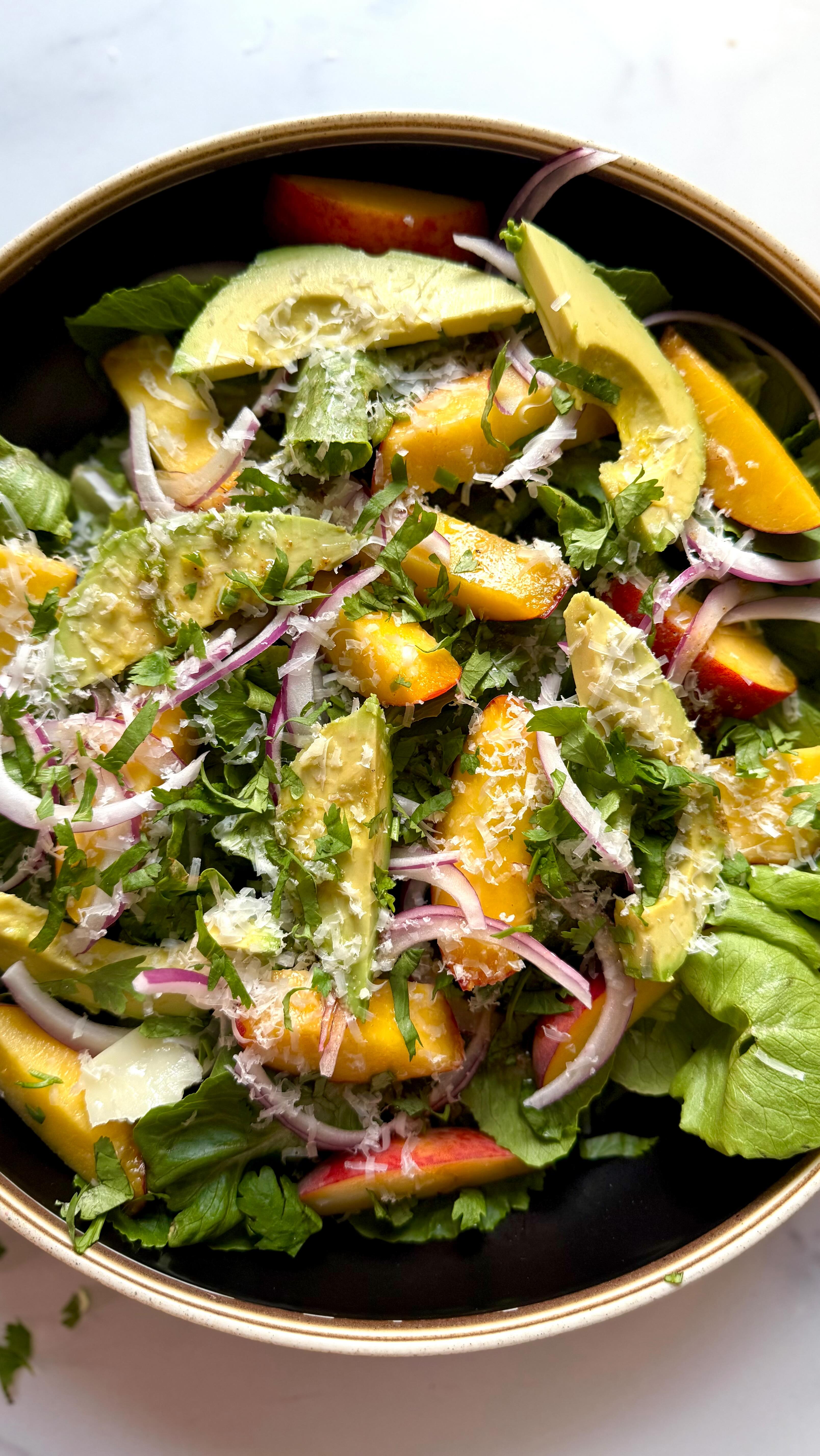 Instagram post by @chiefspicemama for Little Leaf Farms. Caption reads: 🥬🍑 Peach Salsa Salad 🍑🥬Summer has officially....