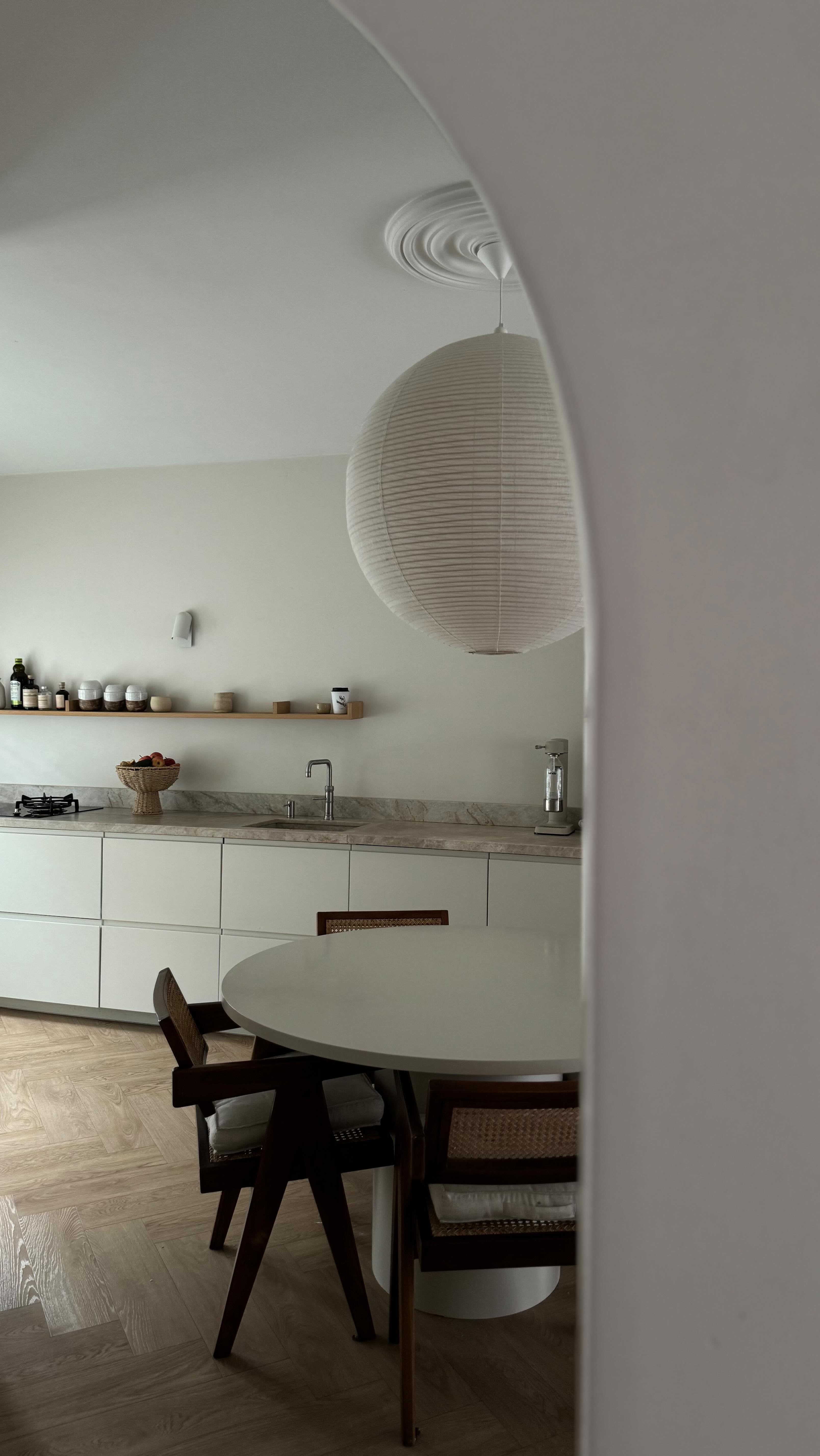 Instagram post by @melike.doganbas for iRobot. Caption reads: Klein huis, groot gemak.
Sinds de Roomba 205 hier....