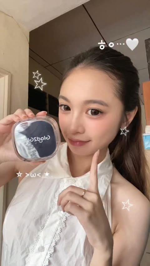 Instagram post by @_wenxxinn for Glad2Glow Malaysia. Caption reads: Korean makeup kinda day ✨ in love with my final....