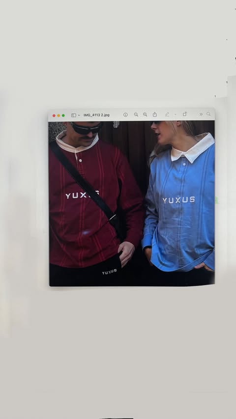 Instagram post by @_roroow_ for YUXUS. Caption reads: me copió el outfit este chico | @yuxus ¿♥️ o 💙?....