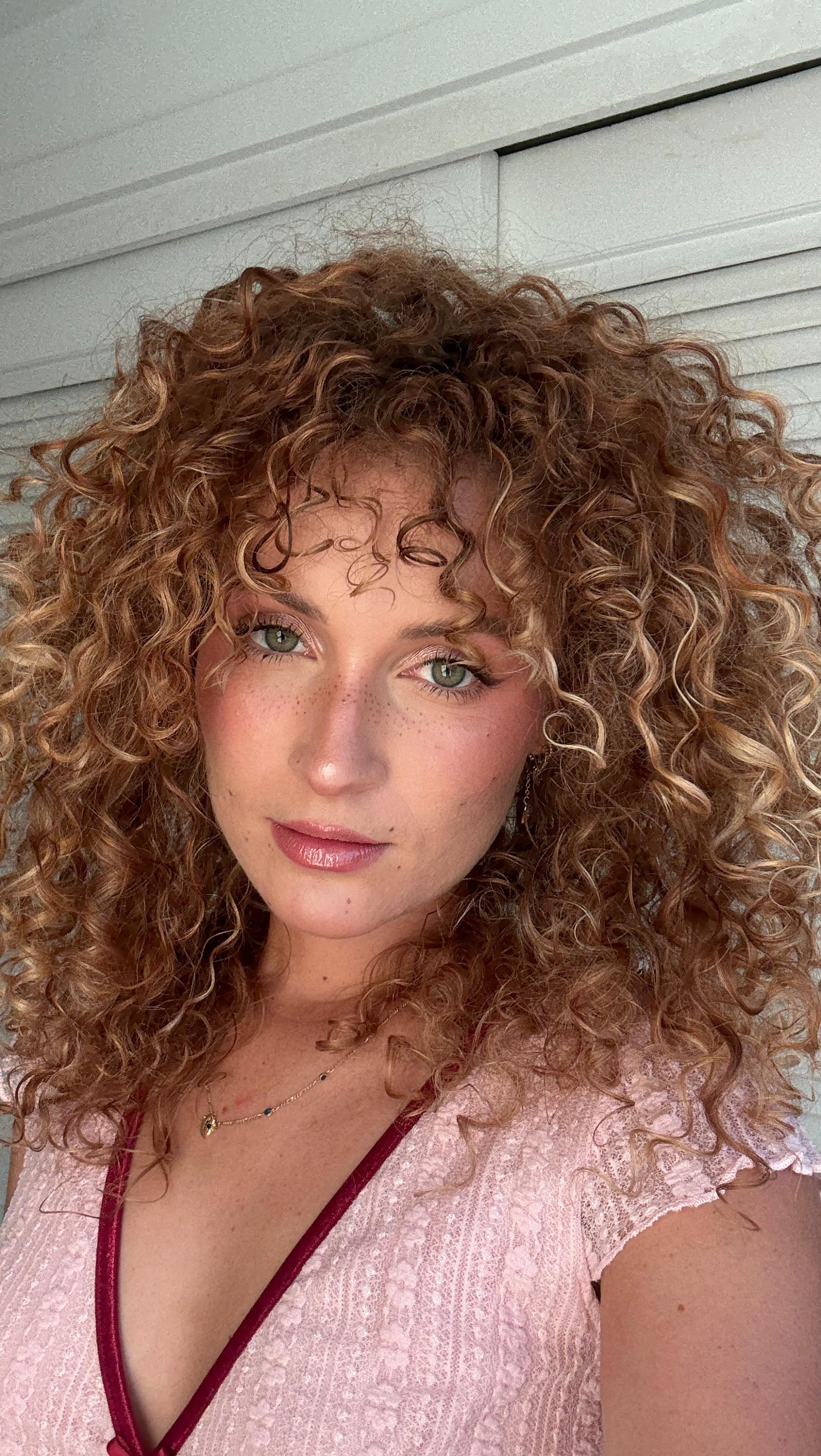 Instagram post by @ringlet.riss for DESIGNME Hair. Caption reads: 5 min minute refresh on my Day 3 curls ☺️ been....