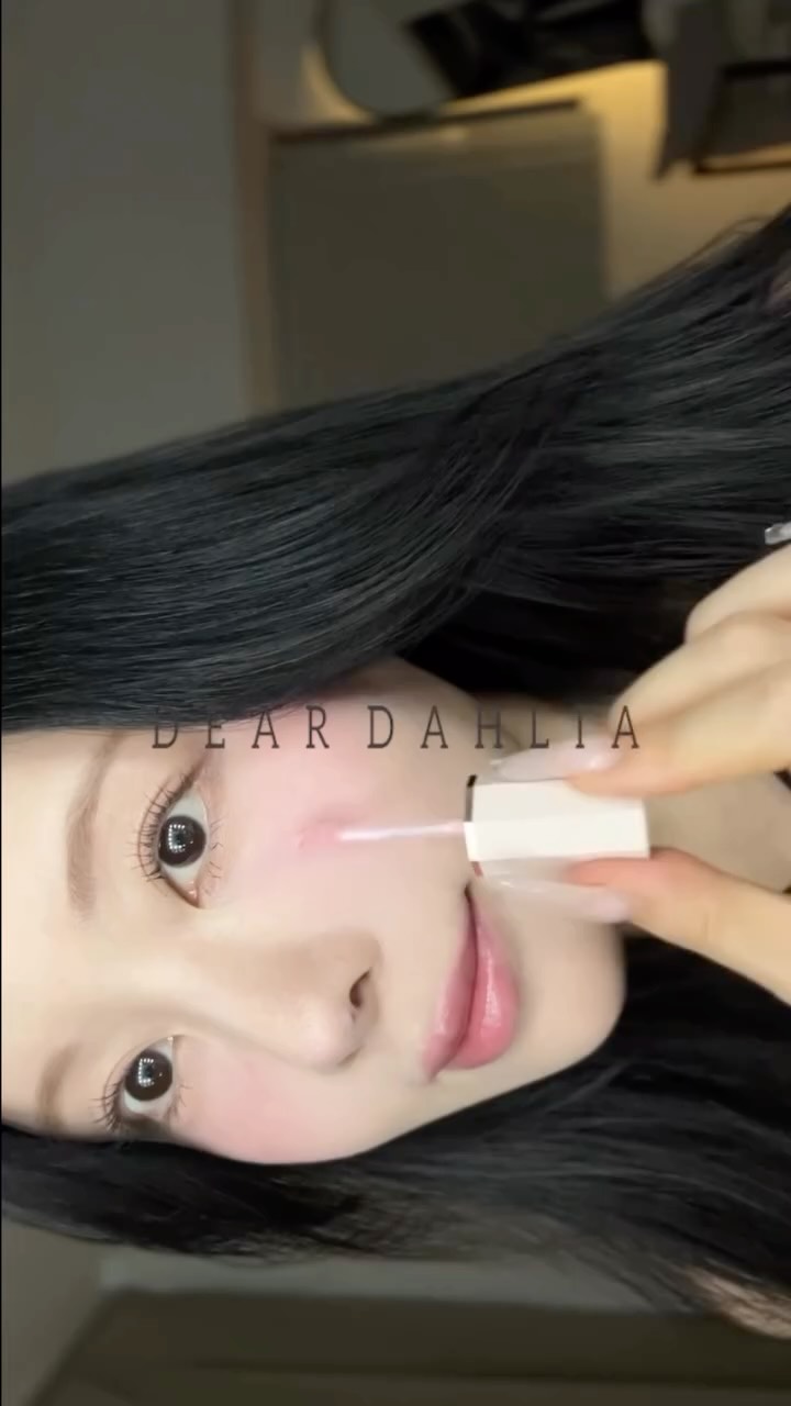 Instagram post by @emilycha_n for Dear Dahlia. Caption reads: @deardahlia_japan 
私の大好きなディアダリアのコスメメイクです🫶

#韓国コスメ....