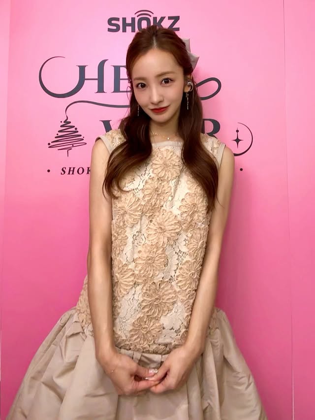 Instagram post by @tomo.i_0703 for Shokz. Caption reads: ShokzのクリスマスPOP-UP
「Hear [...].