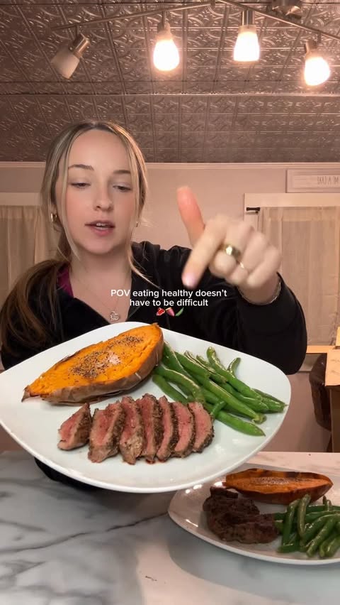 Instagram post by @reviskitchenn for Hungryroot. Caption reads: [...] delivered to my doorstep thanks to....