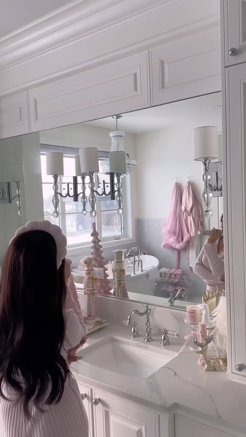 Instagram post by @slmissglam for Soocas. Caption reads: [...] cute Christmas touches and keeping it tidy....