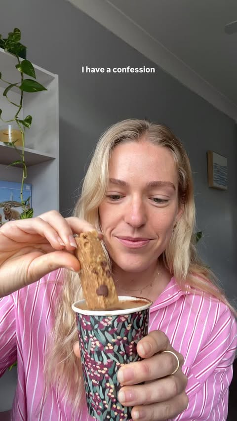Instagram post by @clean.kweens for Fodbods. Caption reads: [...] dunker or non-dunker?! ☕️👇 Peanut Choc....