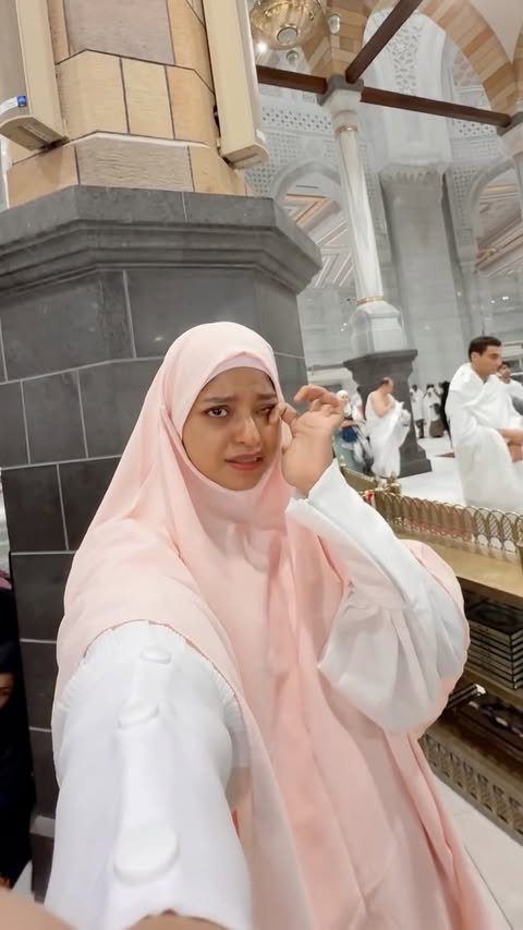 Instagram post by @alfiyakarimkhan_ for Visit Saudi. Caption reads: The first sight broke me 😭🕋 alhumdulillah FIRST....