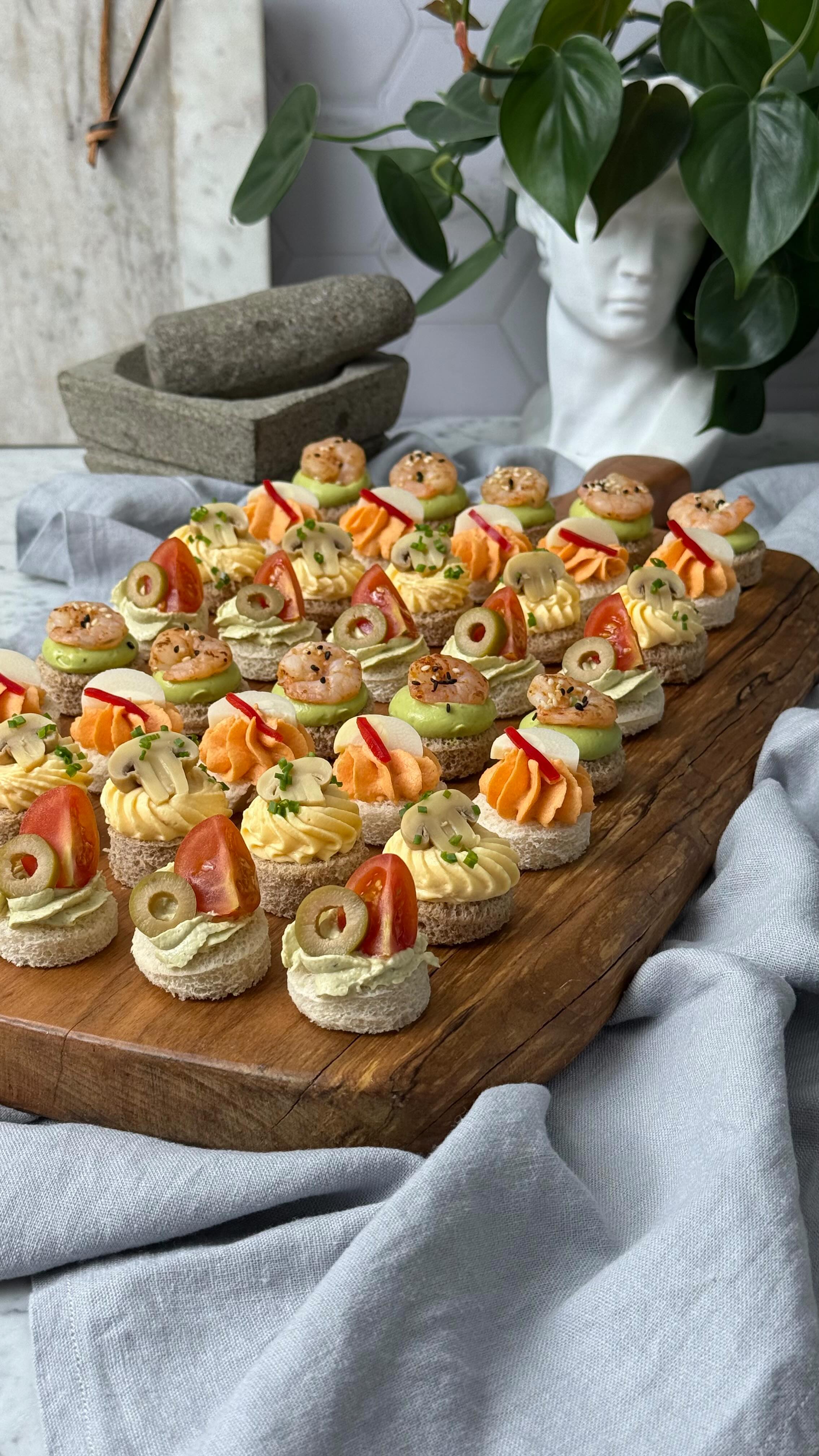 Instagram post by @joaco.cerda for Jumbo. Caption reads: 4 IDEAS DE CANAPES
Quieres sorprender a tus....