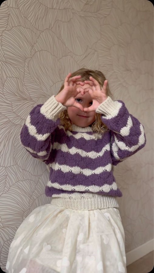 Instagram post by @thehappymomstory for Wehkamp. Caption reads: HOERA 💜 Féline 5 jaar 
•
•
Je liefde en je....