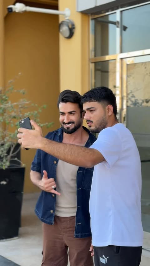 Instagram post by @itsromankhan for HONOR Arabia. Caption reads: [...] amazing! 🔥 #dreambigwithhonor600....