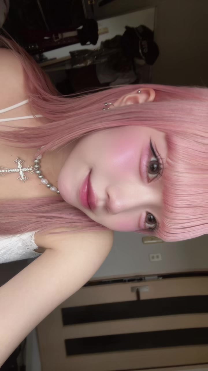 TikTok post by @llyie__1 for リリーアンナ. Caption reads: ピンクのカラコンとピンクのメイク相性よすぎる #リリーアンナ #PR #カラコンレポ#リルムーン ....