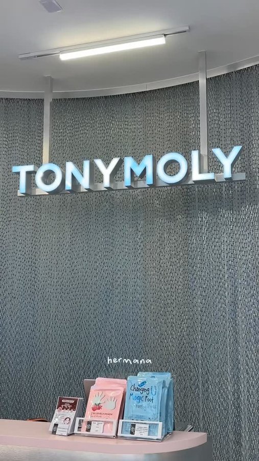 Instagram post by @ilseeearteaga for Tonymoly. Caption reads: Hermana cortamos el listón de la nueva tienda de....