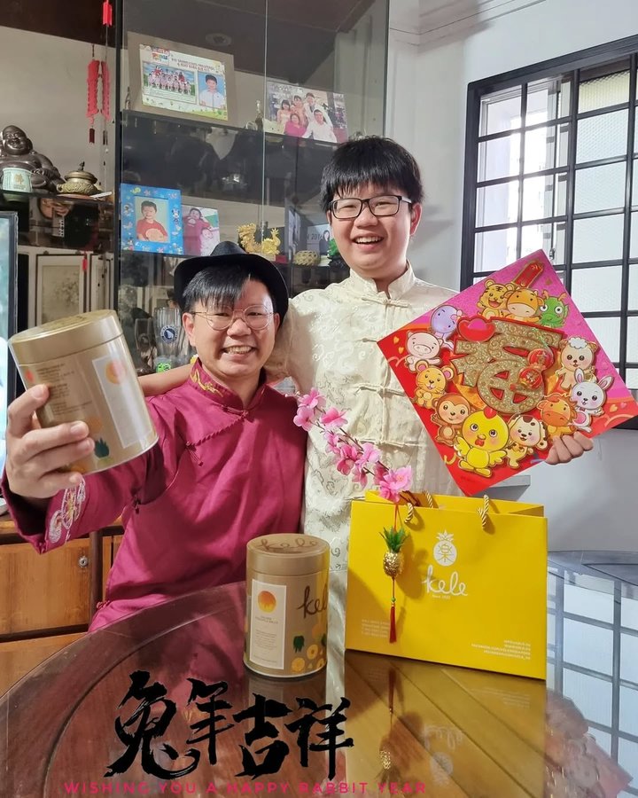 Instagram post by @vincentfoodstagram for The Straits Times. Caption reads: Do you know KELE's Pineapple Tarts is voted as the....