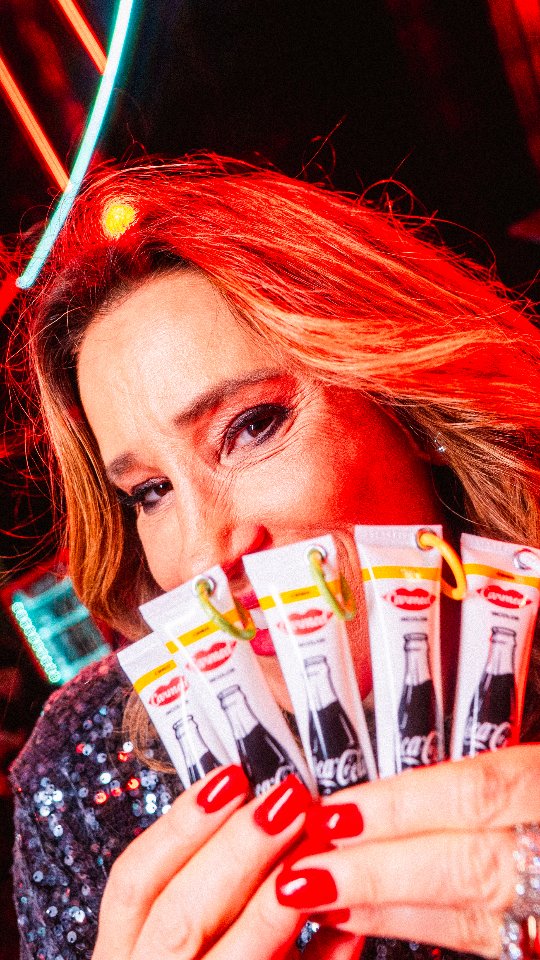 Instagram post by @karlacimed for Coca-Cola Brasil. Caption reads: Quem vai avisar? 👀 A gente não vai falar nada. 🤫....